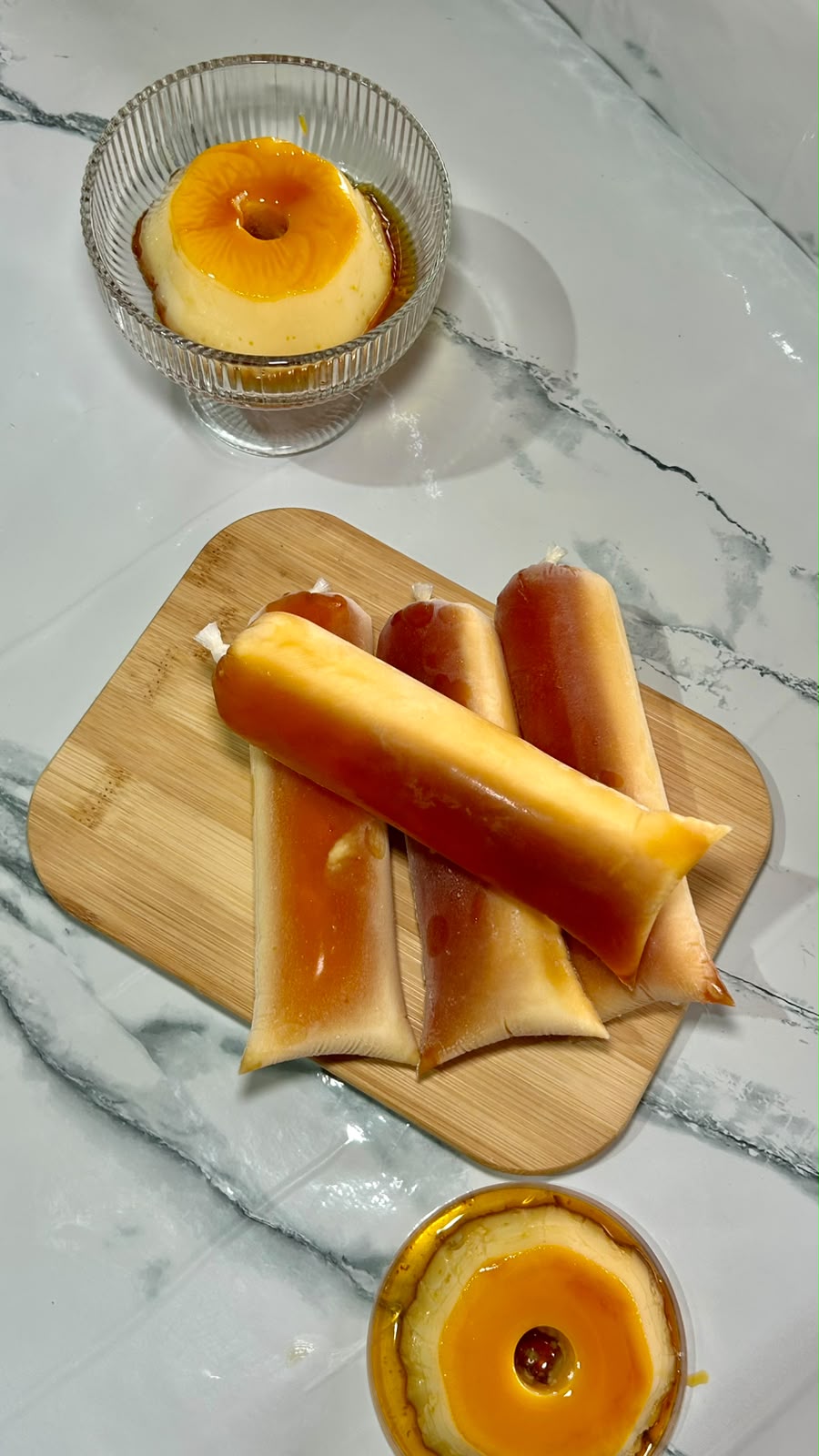 Geladinhos e pudim com calda